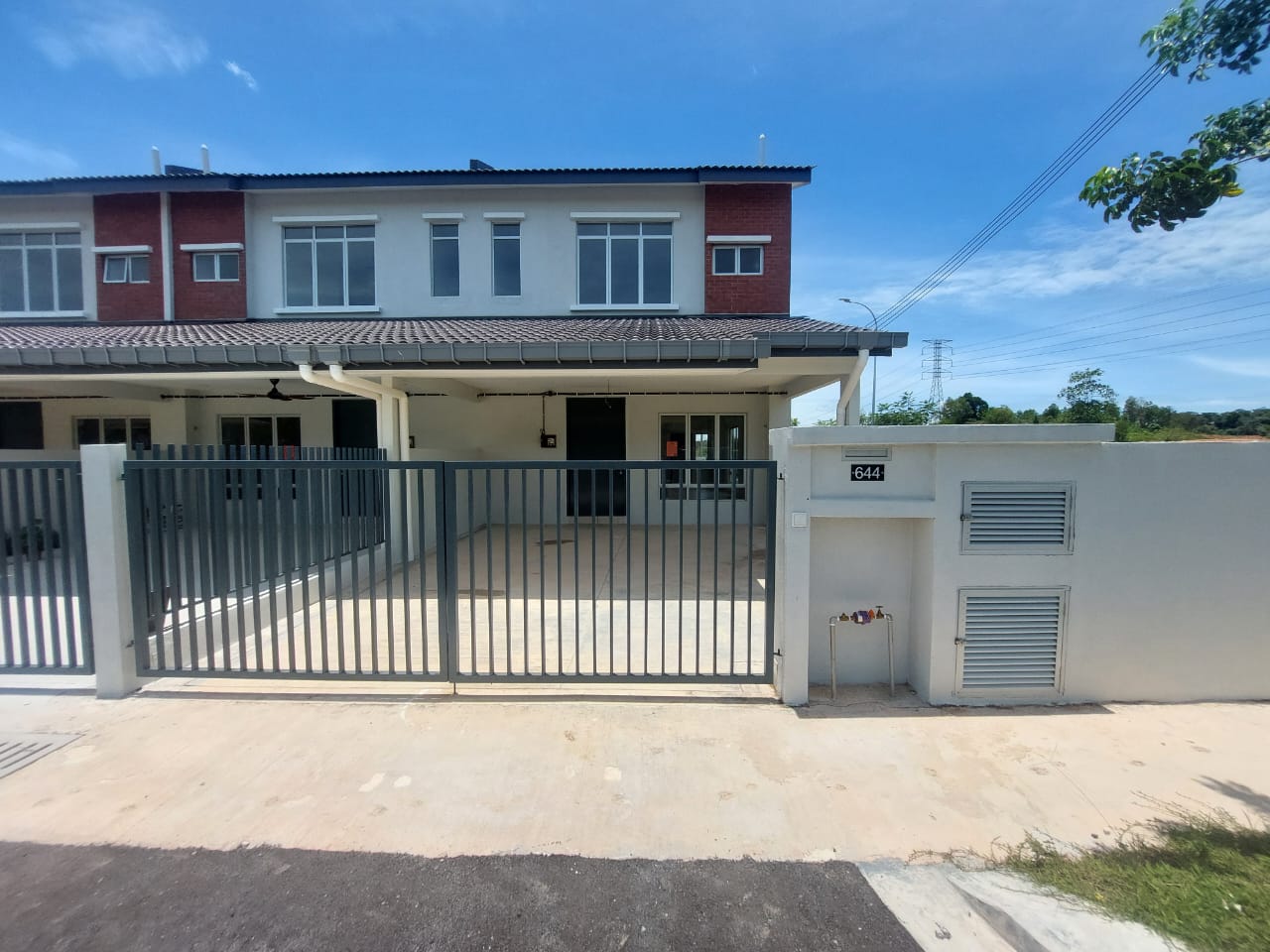 Rumah Dua Tingkat Corner Lot Iringan Bayu
